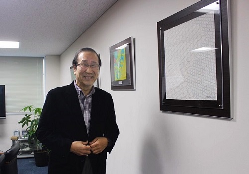 北川進博士-京都大学のお部屋に飾られた絵画の前で