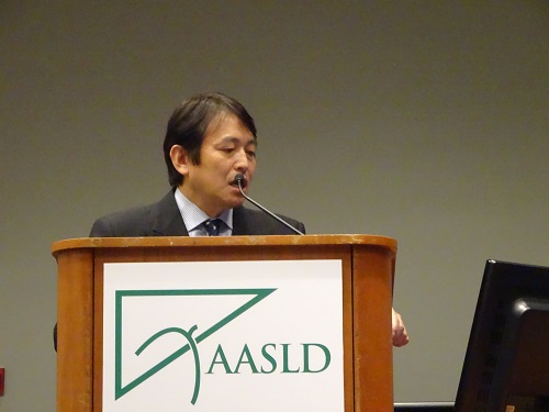 世界で引用される新しい肝癌の治療法について話す工藤正俊教授