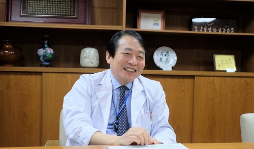 肝癌患者の生存率2倍を証明した臨床試験の成功について話す工藤正俊教授