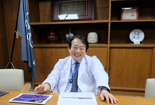 世界をリードする日本の肝癌治療について話す工藤正俊教授