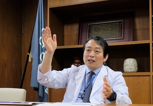 肝癌患者の生存率2倍を証明した臨床試験について話す工藤正俊教授