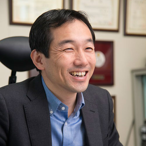 九州大学の研究室で微笑む竹村俊彦教授