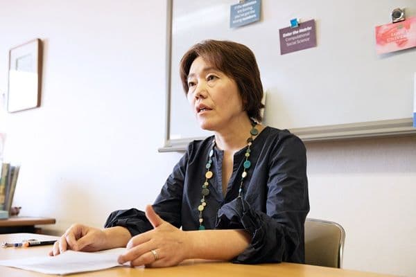 村上あかね教授右側からの表情-エナゴ